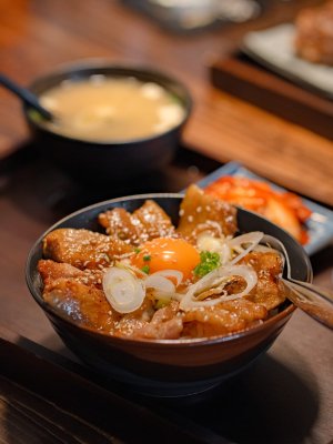 gyudon-on-wooden-tray-at-restaurant-donburi-wagy-2026-03-16-22-58-22-utc